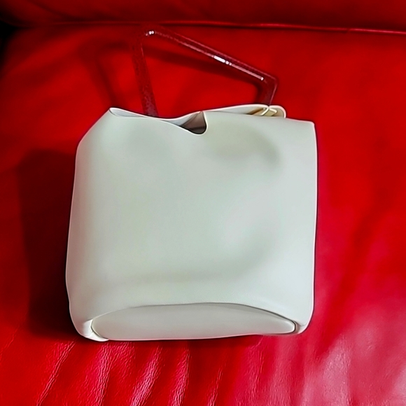 Elegant Cream Handbag with Wooden Handle - Picture 7 of 9